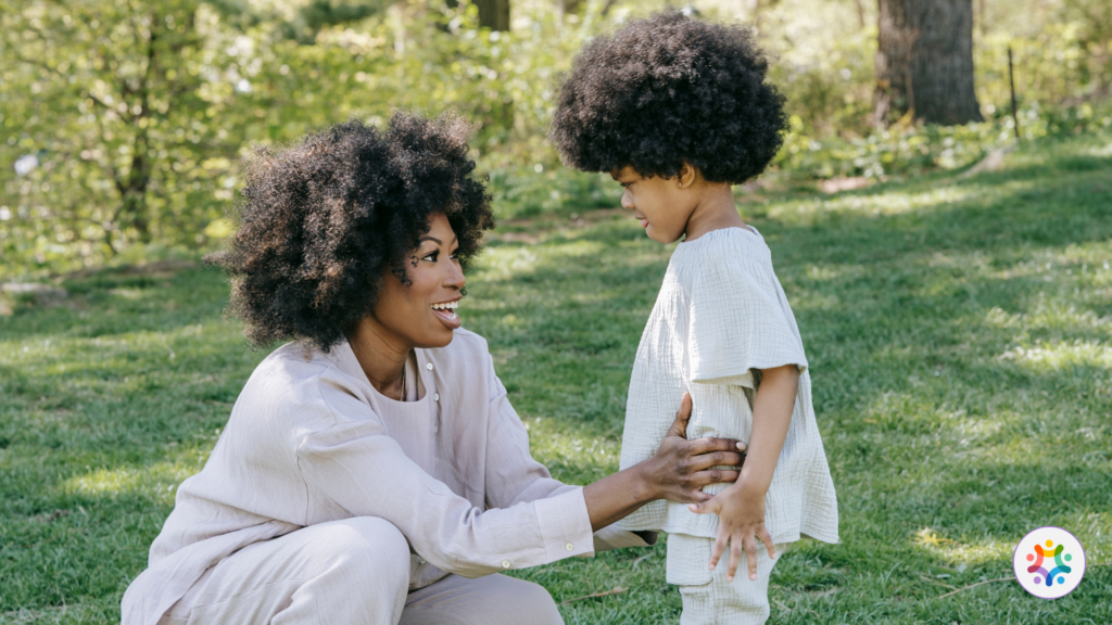 Mãe e sua criança na natureza