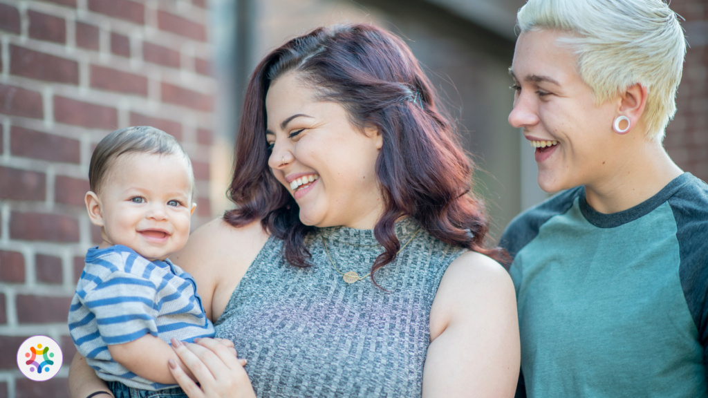 Imagem de uma família sorrindo