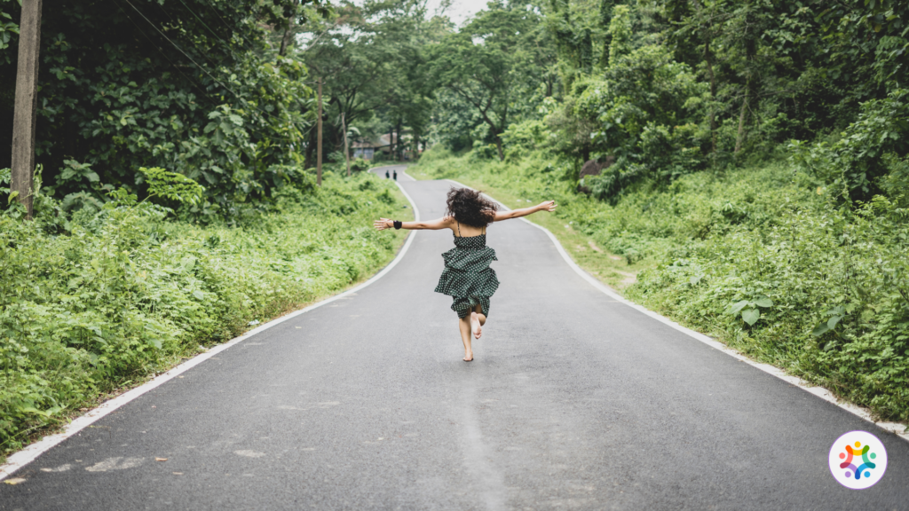 Mulher correndo livre em uma estrada