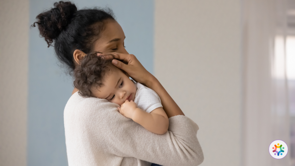 Uma mãe abraçando seu filho no colo