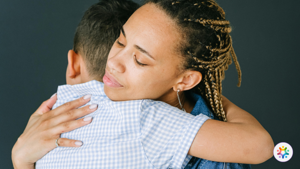 Mãe abraçando o seu filho.
Cura do gatilho emocional e convite ao vínculo.