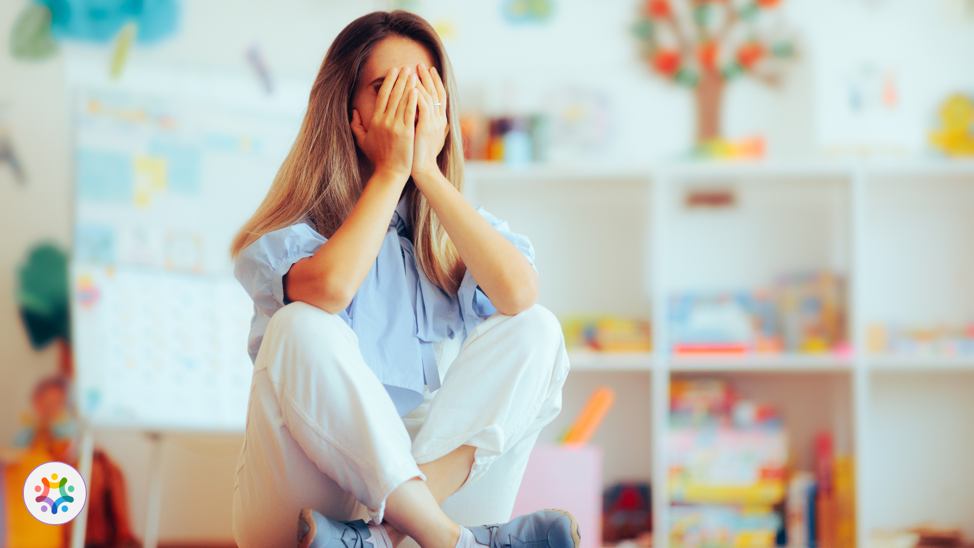 Profissional da infância cansada, sem saber como mudar sua atuação profissional e melhorar não apenas o ambiente para o vínculo com famílias e crianças.
