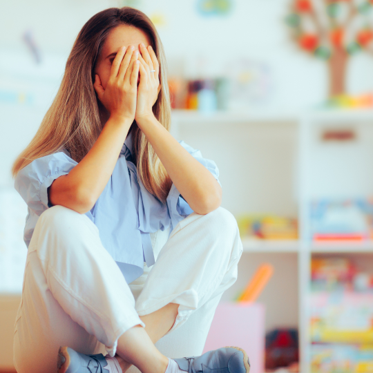Profissional da infância cansada, sem saber como mudar sua atuação profissional e melhorar não apenas o ambiente para o vínculo com famílias e crianças.